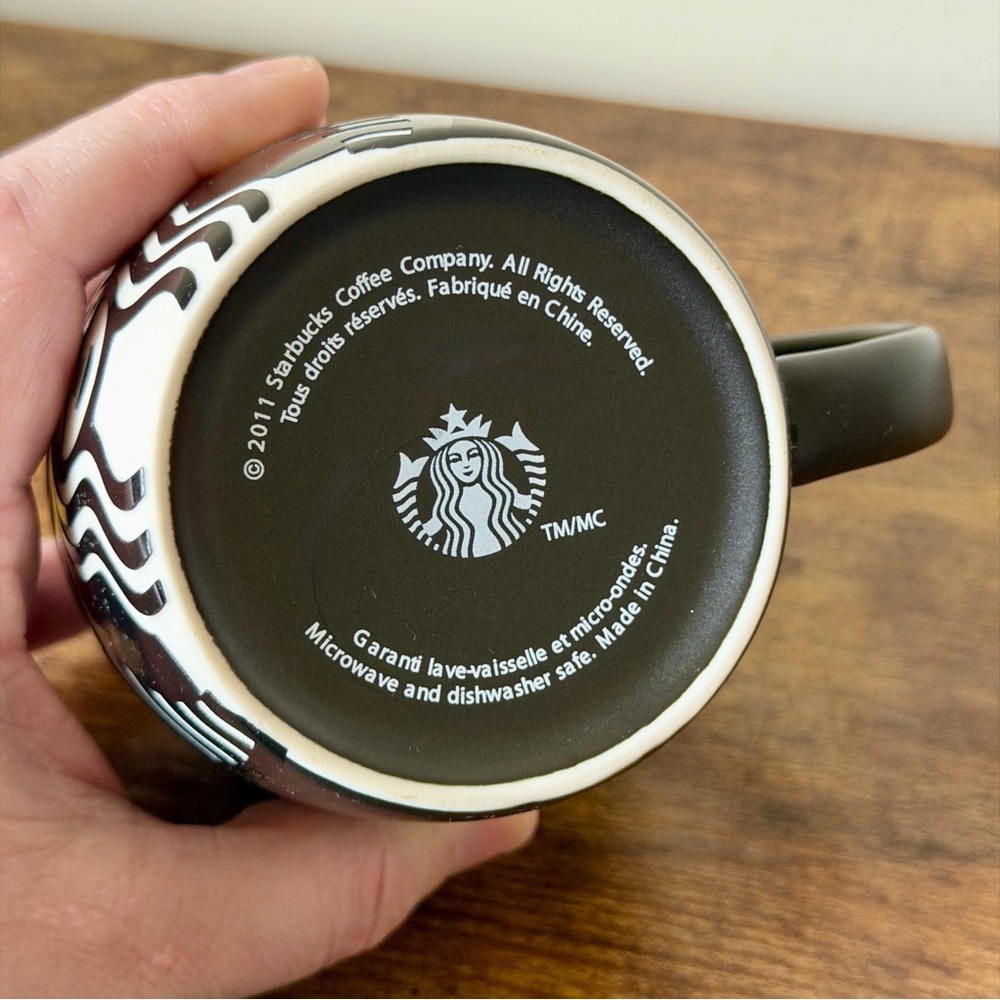 Starbucks 2011 Laser Etched Siren Mermaid Barrel Mug Matte Black White - Picture 6 of 6